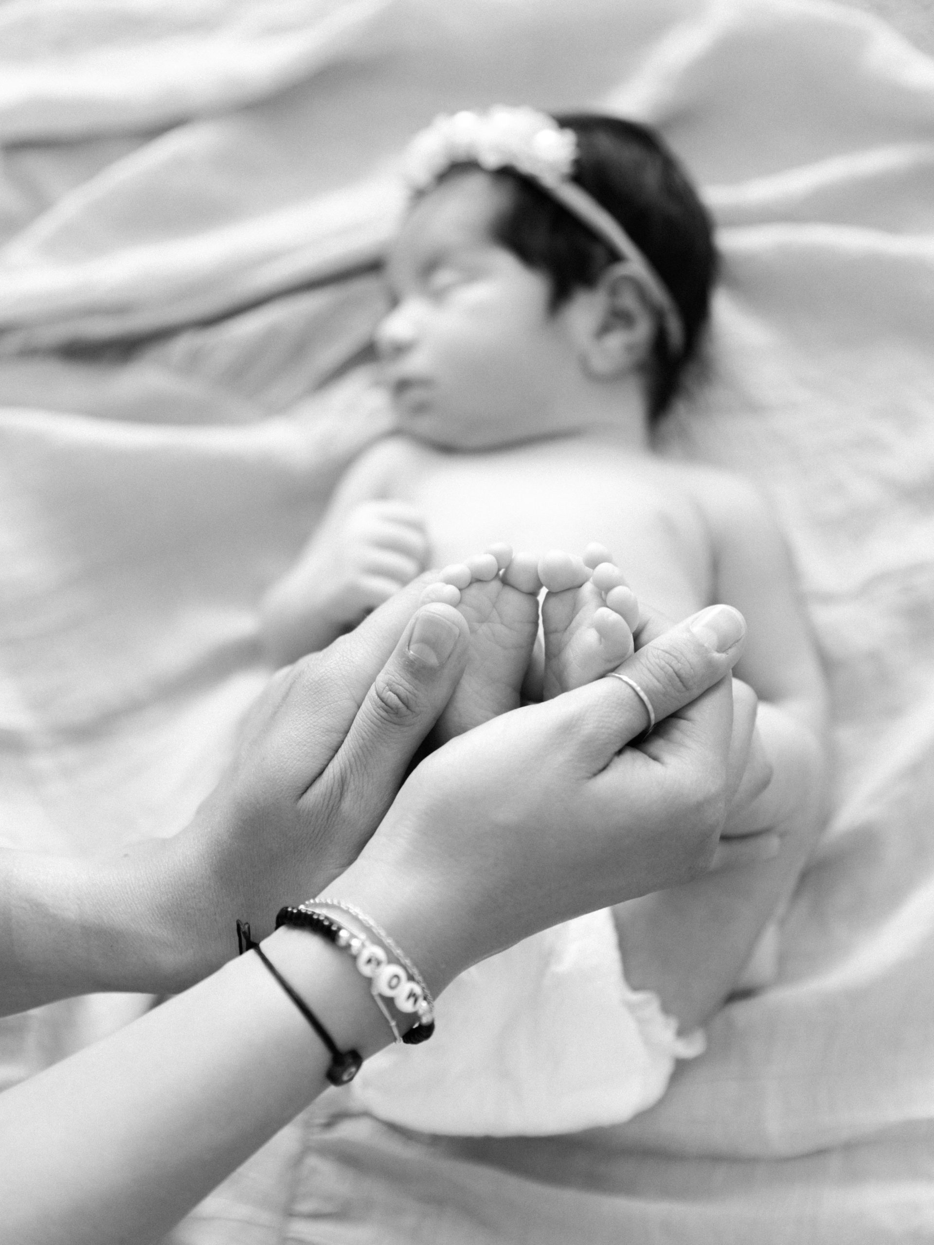 yuma-newborn-photography-black-and-white-baby-toes-detail-image