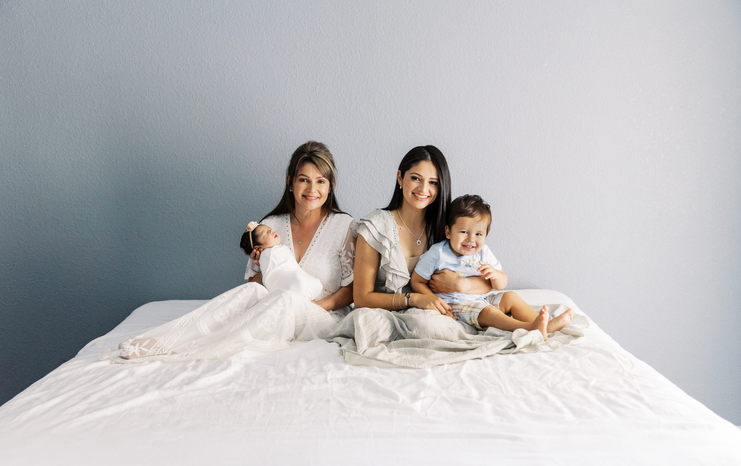 yuma-newborn-photography-family-on-bed-portrait