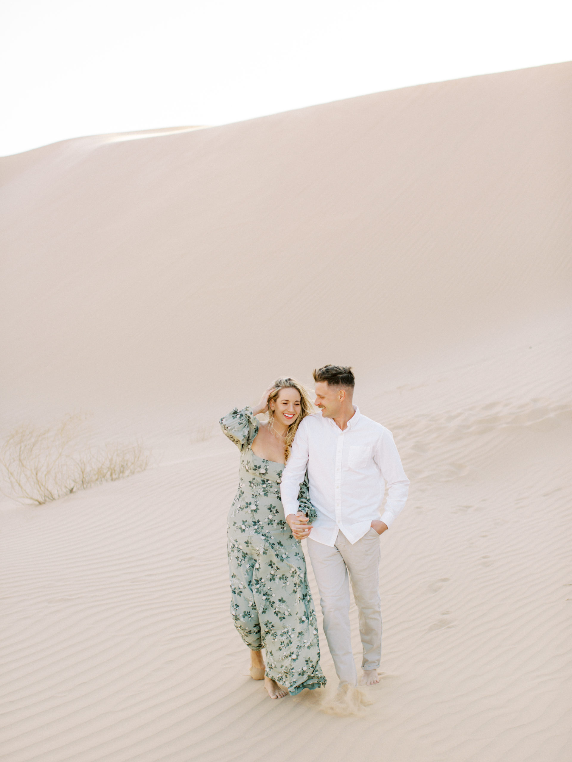 yuma-imperial-dunes-photographer--engagement-couple-walking