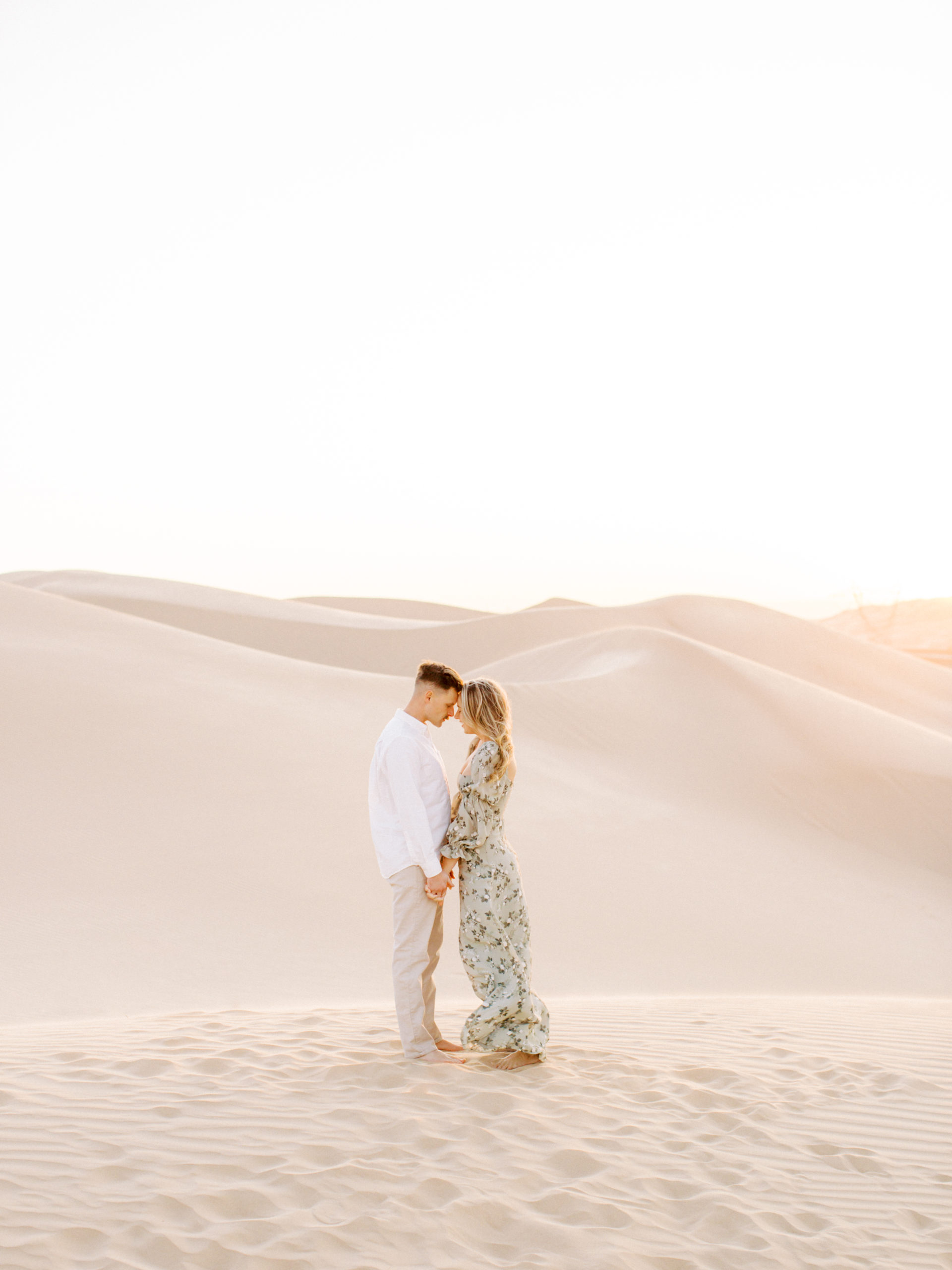 imperial-dunes-yuma-engagement-couple-holding-hand-image