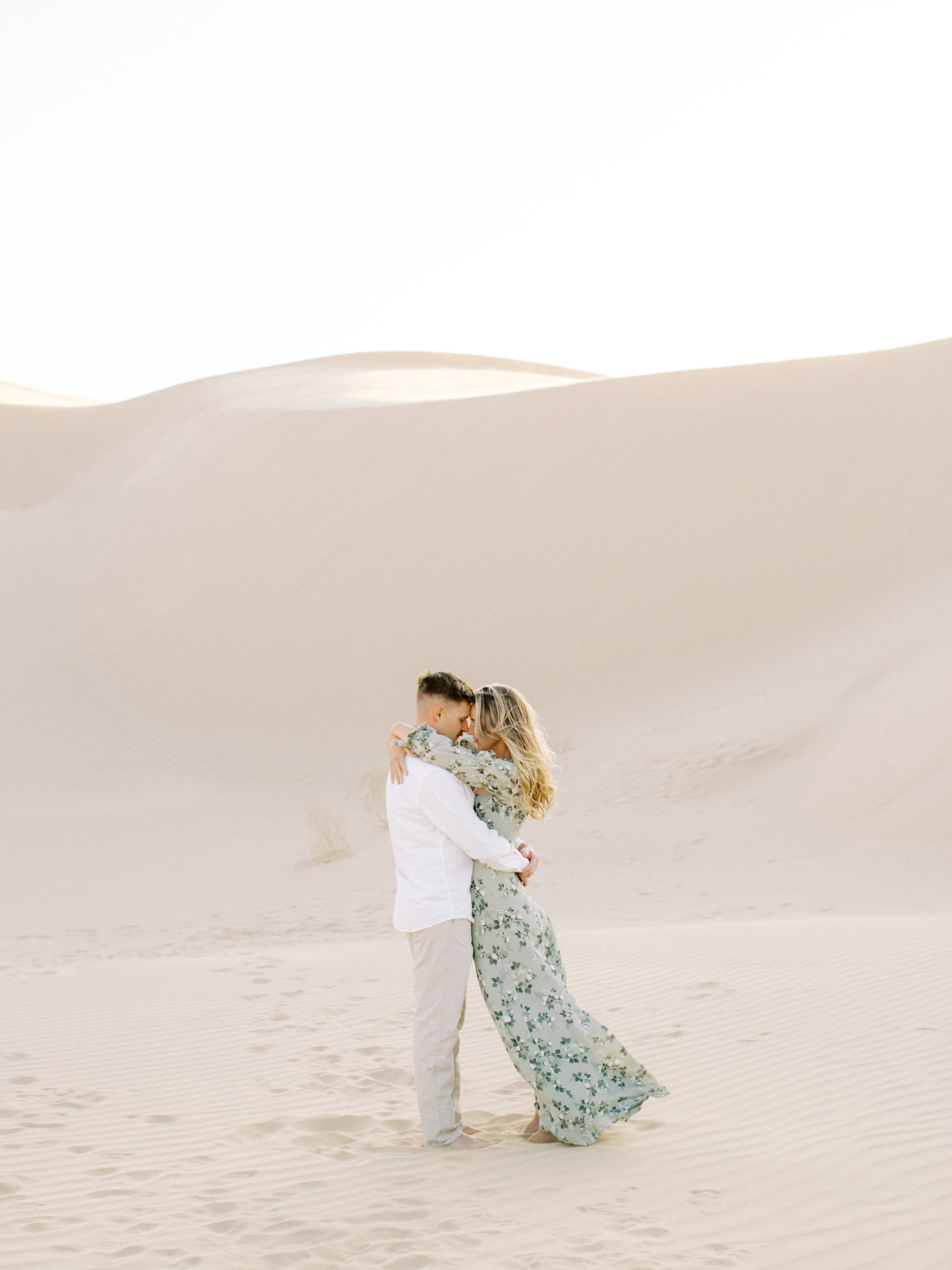 imperial-dunes-yuma-engagement-couple-hugging-image